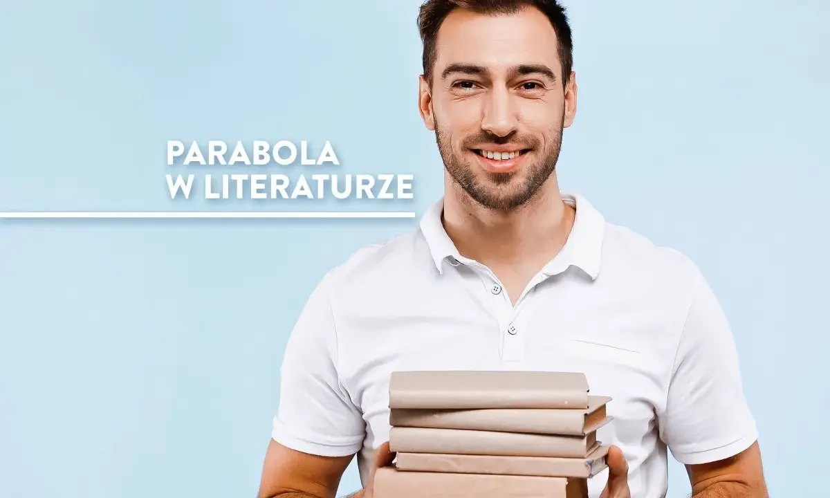 Uśmiechnięty mężczyzna w białej koszulce trzyma stos książek na jasnoniebieskim tle.