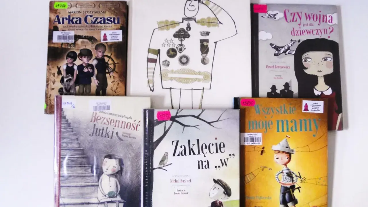 Stos książek z ilustracjami, w tym "Arka Czasu", "Wróg", "Czy wojna jest dla dziewczyn?".