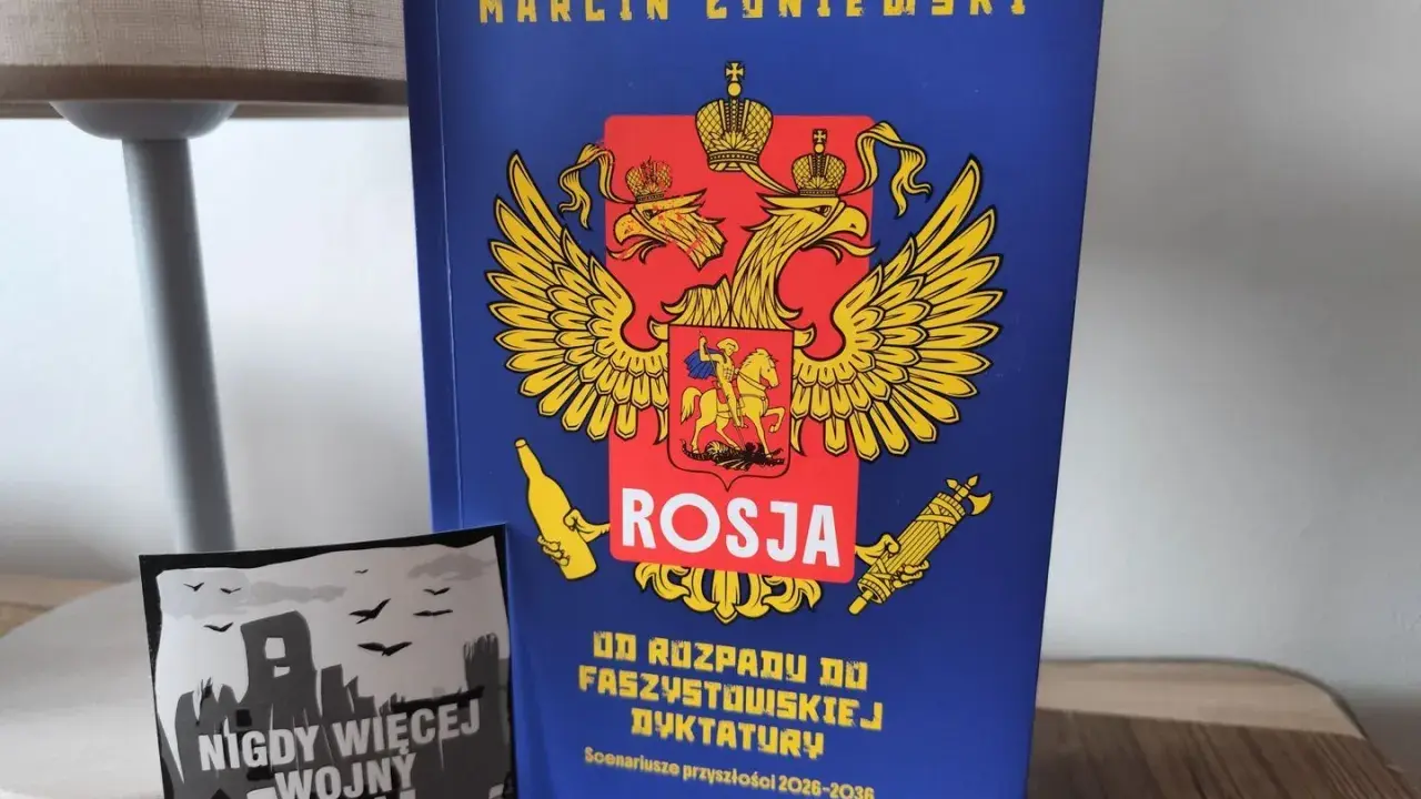 Książka "Rosja od rozpadu do faszystowskiej dyktatury" Marcina Łuniewskiego obok naklejki "Nigdy więcej wojny".