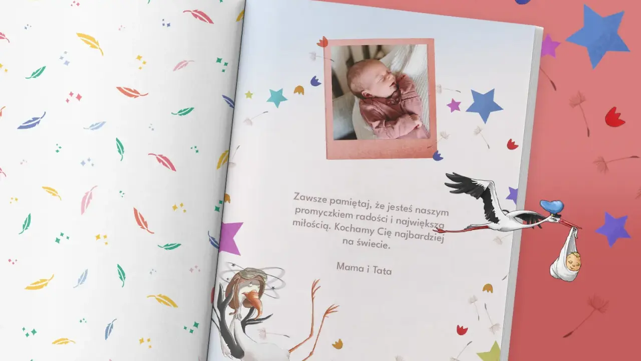 Gotowe dedykacje do książki: zdjęcie noworodka, bocian z dzieckiem i wzruszające słowa od Mamy i Taty.