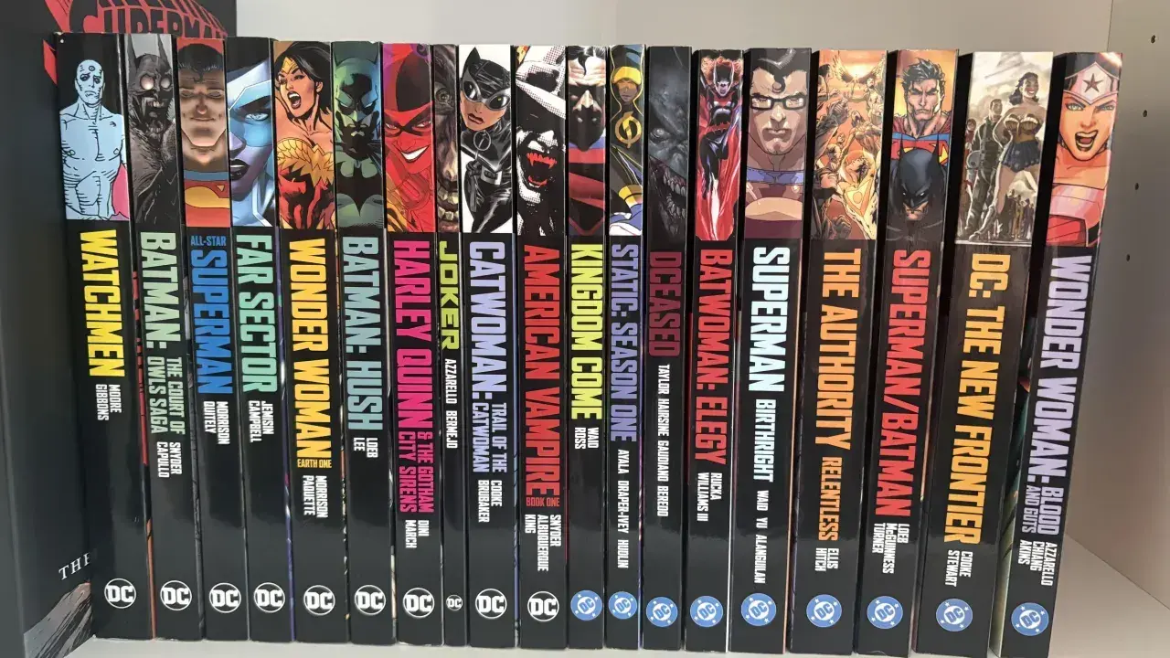 Rząd komiksów DC z postaciami takimi jak Watchmen, Batman, Superman i Wonder Woman.