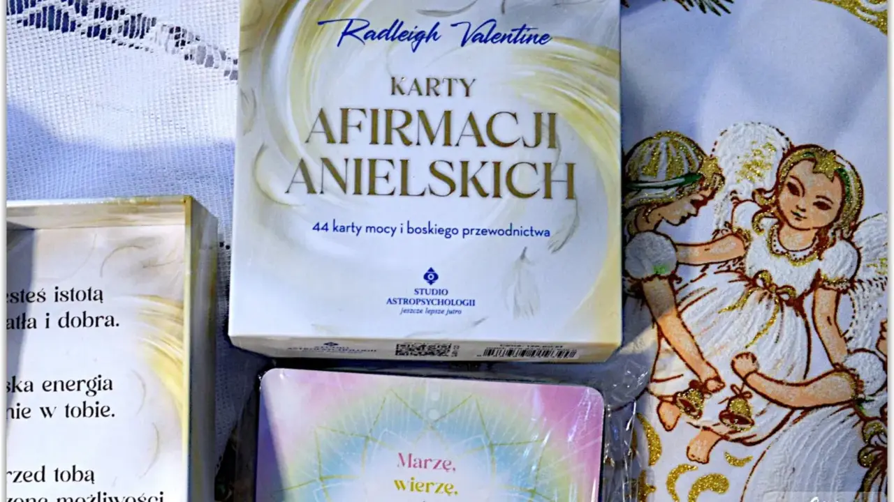 Karty afirmacji anielskich Radleigh Valentine, obok ozdobnego materiału z aniołkami, łamią konwenanse, oferując boskie przewodnictwo.