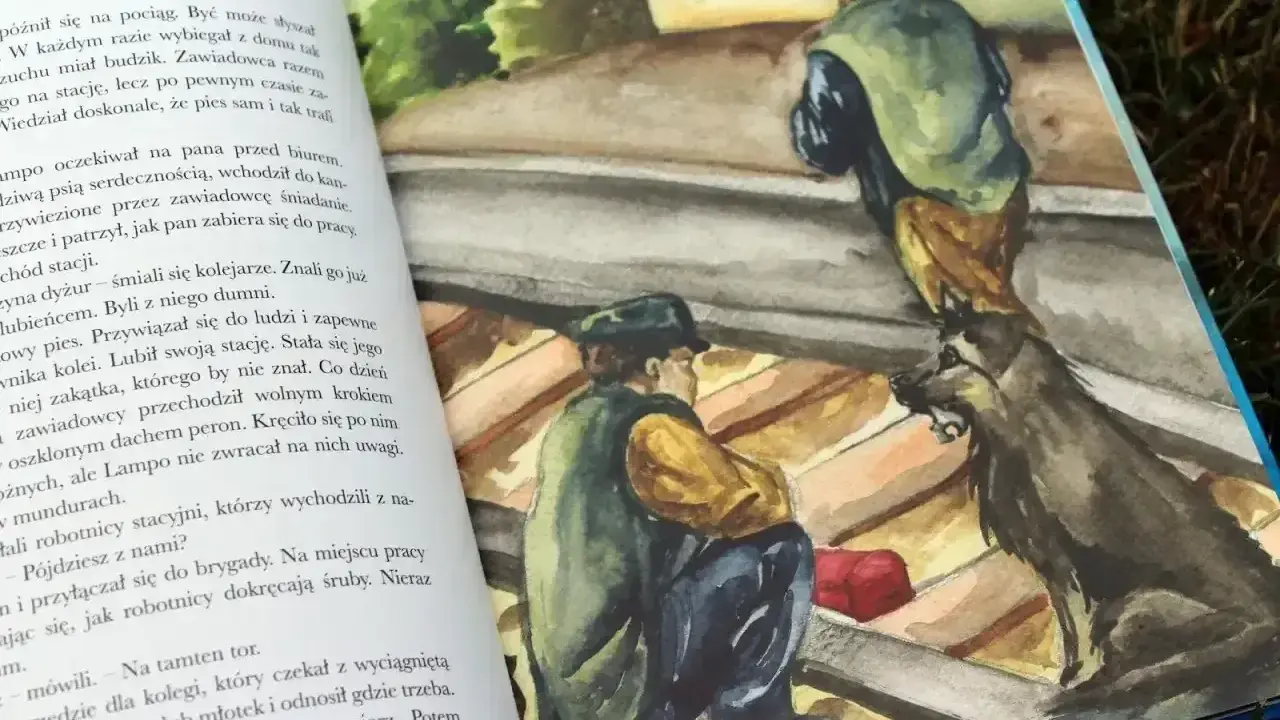 Ilustracja z książki o psie, który jeździł koleją. Lampo, wierny towarzysz, obserwuje robotników na stacji.