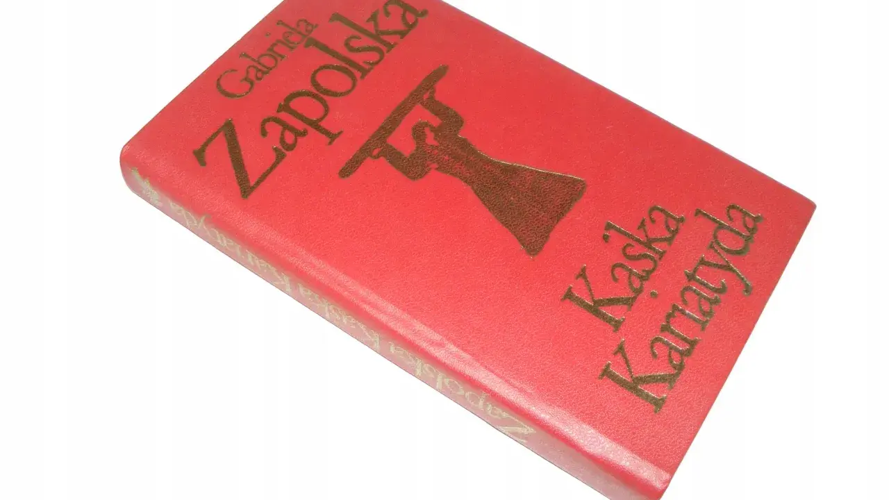 Czerwona okładka książki "Kaśka Kariatyda" Gabrieli Zapolskiej z brązowym symbolem.