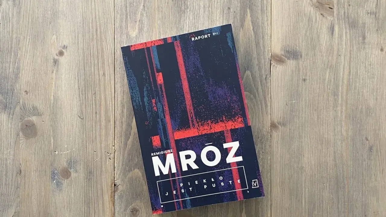 Okładka książki Remigiusza Mroza "Piekło jest puste". Idealna pozycja, by zacząć czytać jego kryminały w odpowiedniej kolejności.