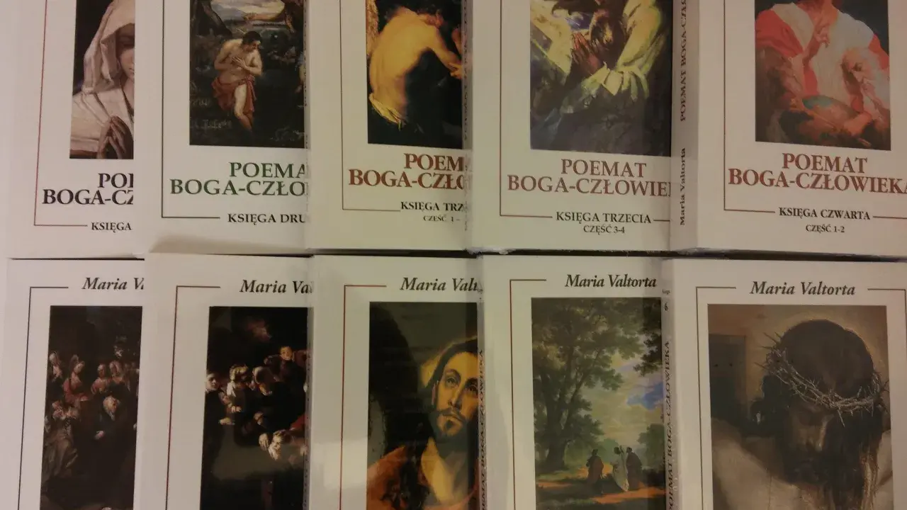 Okładki książek z serii "Poemat Boga-Człowieka" Marii Valtorty, przedstawiające obrazy religijne.
