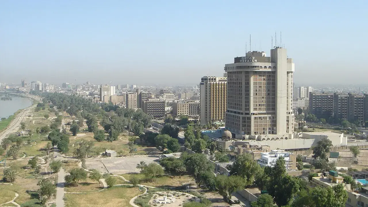 Bagdad, ojczyzna Sindbada Żeglarza, z hotelem Ishtar Sheraton i zielonymi terenami nad rzeką.