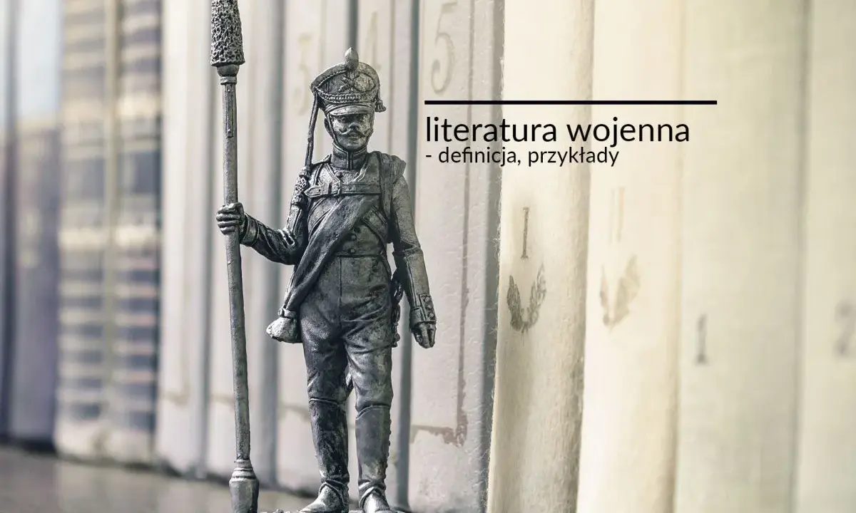 Figurka żołnierza na tle regału z książkami.