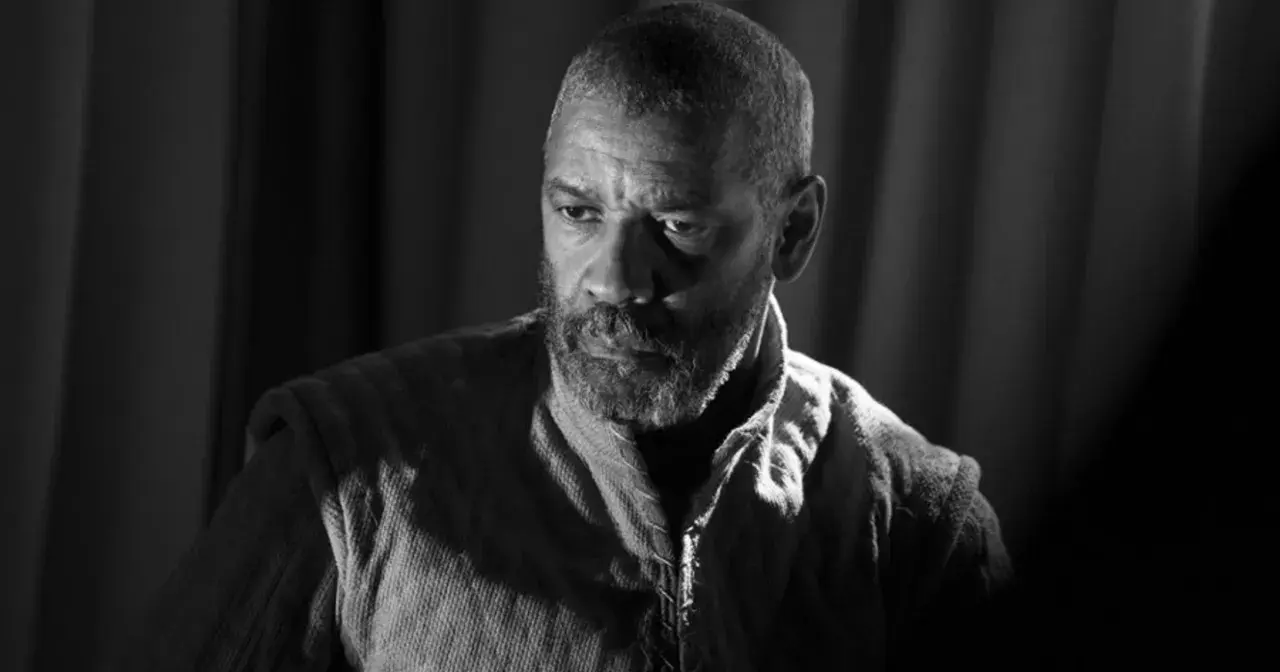 Denzel Washington jako Makbet w mrocznej epoce. Jego spojrzenie zdradza wewnętrzne rozterki i ambicje.
