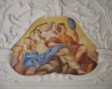Postać kobieca z wężem, mężczyzna z lustrem i amorkiem. Symbolika nawiązująca do cnoty kardynalnej mądrości i roztropności.