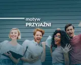 Cztery młode, radosne osoby z książkami na tle szarej ściany.