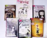 Stos książek z ilustracjami, w tym "Arka Czasu", "Wróg", "Czy wojna jest dla dziewczyn?".
