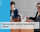 Ludzie przy stole dyskutują, a na ekranie laptopa widać tekst "Pytania otwarte - czym są i kiedy warto je zadawać".
