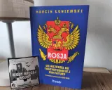 Książka "Rosja od rozpadu do faszystowskiej dyktatury" Marcina Łuniewskiego obok naklejki "Nigdy więcej wojny".