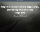 Torowisko kolejowe we mgle z cytatem o wspomnieniach.