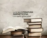 Stos książek, jedna otwarta, na tle tekstu "co to jest literatura parenetyczna i co warto przeczytać".