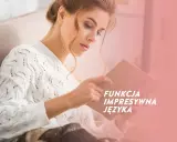 Kobieta w białym swetrze czyta książkę. Na zdjęciu tekst "Funkcja impresywna języka".