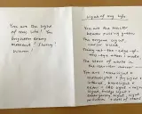 Otwarta kartka z ręcznie napisanymi wierszami miłosnymi po angielsku.