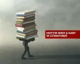 Człowiek dźwigający stos książek na plecach.