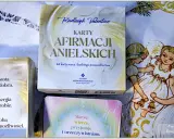 Karty afirmacji anielskich Radleigh Valentine, obok ozdobnego materiału z aniołkami, łamią konwenanse, oferując boskie przewodnictwo.
