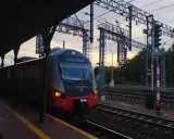 Pociąg na peronie w Skierniewicach o zachodzie słońca.