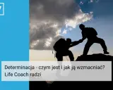 Silhouettes of two climbers helping each other reach the summit. This image illustrates determinacja - czym jest i jak ją wzmocnić?