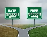Rozdroże dróg: jedna prowadzi do mowy nienawiści, druga do wolności słowa. Wybór należy do Ciebie.