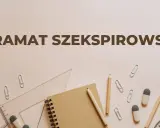 Szkolne przybory i notatnik, na tle napis "DRAMAT SZEKSPIROWSKI".