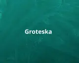 Napis "Groteska" na zielonym tle tablicy.