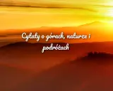 Zachód słońca nad mglistymi górami z białym napisem "Cytaty o górach, naturze i podróżach".