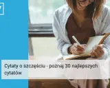 Uśmiechnięta kobieta pisze w notatniku.