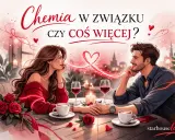 Para siedząca przy stoliku, otoczona romantyczną atmosferą, doświadcza zauroczenia.