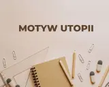 Notatnik, ołówki, linijka i spinacze na jasnym tle.