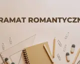 Napis "Dramat romantyczny" na tle przyborów szkolnych: zeszyt, ołówki, linijka, spinacze.