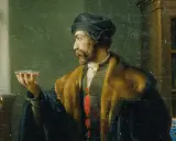 Mężczyzna w stroju z epoki trzyma kielich z płynem, stoi obok okna i regału z książkami.