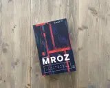 Okładka książki Remigiusza Mroza "Piekło jest puste". Idealna pozycja, by zacząć czytać jego kryminały w odpowiedniej kolejności.