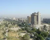 Bagdad, ojczyzna Sindbada Żeglarza, z hotelem Ishtar Sheraton i zielonymi terenami nad rzeką.