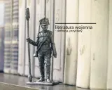 Figurka żołnierza na tle regału z książkami.