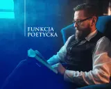 Mężczyzna w okularach i kamizelce czyta książkę w fotelu, na tle napisu "Funkcja Poetycka".