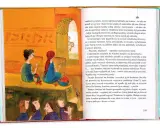 Ilustracja z książki: dwie dziewczynki siedzą przy krosnach, a pod nimi grupa ludzi.