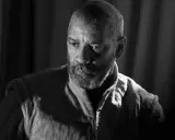 Denzel Washington jako Makbet w mrocznej epoce. Jego spojrzenie zdradza wewnętrzne rozterki i ambicje.