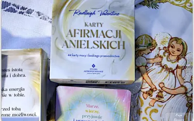 Karty afirmacji anielskich Radleigh Valentine, obok ozdobnego materiału z aniołkami, łamią konwenanse, oferując boskie przewodnictwo.