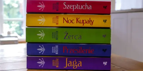 Pięć kolorowych książek Katarzyny Bereniki Miszczuk ułożonych jedna na drugiej. Na okładkach widnieje symbol kwiatu paproci.