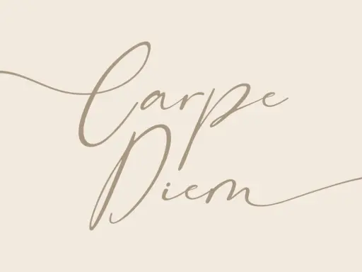 Napis "Carpe Diem" wykonany elegancką, beżową kursywą na jasnym tle.