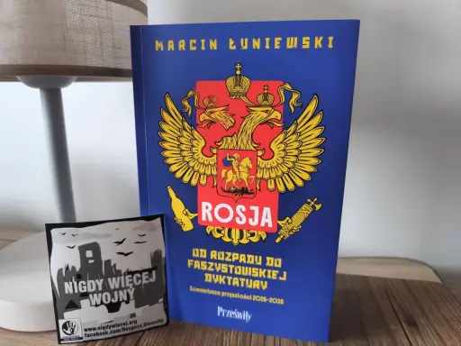 Książka "Rosja od rozpadu do faszystowskiej dyktatury" Marcina Łuniewskiego obok naklejki "Nigdy więcej wojny".