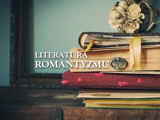 Stos starych książek z bukietem suszonych kwiatów i napisem "Literatura Romantyzmu".