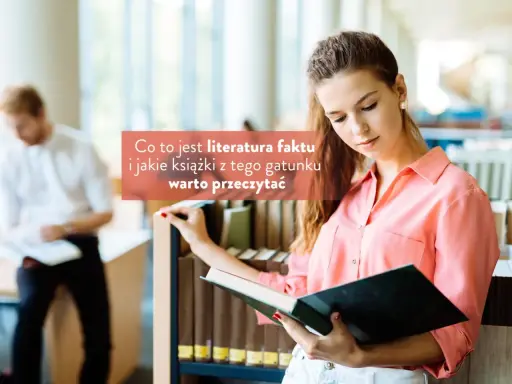 Młoda kobieta w różowej koszuli czyta książkę w bibliotece.
