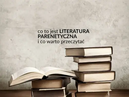Stos książek, jedna otwarta, na tle tekstu "co to jest literatura parenetyczna i co warto przeczytać".