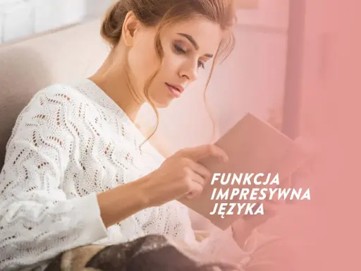Kobieta w białym swetrze czyta książkę. Na zdjęciu tekst "Funkcja impresywna języka".
