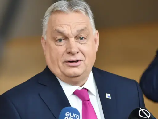 Viktor Orbán, w granatowym garniturze i fuksjowym krawacie, udziela wywiadu. Zecer z pewnością doceniłby jego styl.